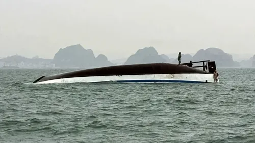 قارب سياحي مقلوب في خليج هالونج، حيث تم انتشال 18 جثة و12 ناجيًا، مع استمرار جهود البحث عن المفقودين.