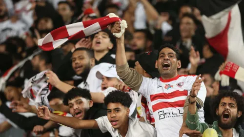 جماهير الزمالك تهتف بحماس وتشجع فريقها في مباراة كرة اليد ضد برشلونة ضمن نصف نهائي كأس العالم للأندية.