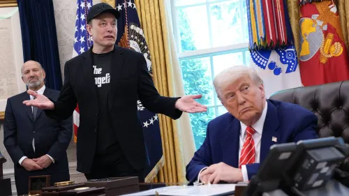 إيلون ماسك يتحدث مع دونالد ترامب في المكتب البيضاوي، معبرًا عن انتقاده لمشروع قانون الإنفاق الفيدرالي.