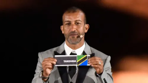 مصطفى حجي، نجم كرة القدم المغربي السابق، يحمل بطاقة فريق تنزانيا خلال قرعة كأس أمم أفريقيا 2025، في سياق الحديث عن نزاع اللقب بين المغرب والسنغال.