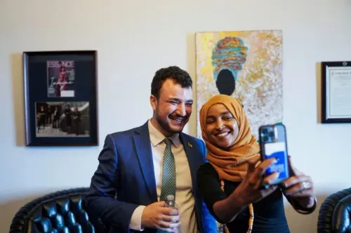 محمود خليل، الطالب الفلسطيني في جامعة كولومبيا، يلتقط صورة سيلفي مع النائبة إلهان عمر في واشنطن، خلال لقائهما لمناقشة قضايا حقوق الإنسان.