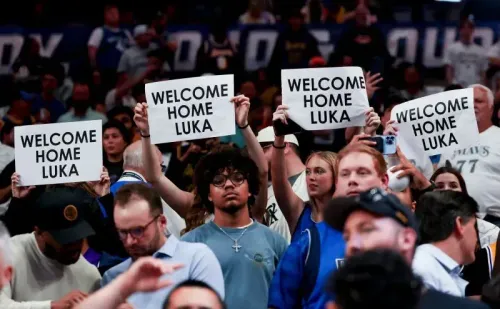 جماهير دالاس مافريكس تحمل لافتات ترحيب بلعبة لوكا دونشيتش، معبرة عن حبهم له بعد عودته للفريق، خلال مباراة في أمريكان إيرلاينز سنتر.