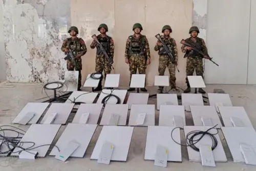 أفراد من جيش ميانمار يقفون أمام 30 قمرًا صناعيًا من ستارلينك تم الاستيلاء عليها خلال مداهمة لمركز احتيال في كي كي بارك.