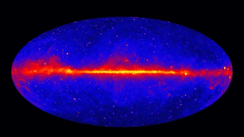 توهج غامض من أشعة غاما يظهر في مركز مجرة درب التبانة، مع توزيع ملحوظ يتوافق مع النجوم النابضة والمادة المظلمة.