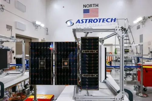 تظهر الصورة تلسكوب SPHEREx الفضائي مع الألواح الشمسية، في مركز Astrotech، مخصصاً لدراسة المجرات ومكونات الحياة في الكون.