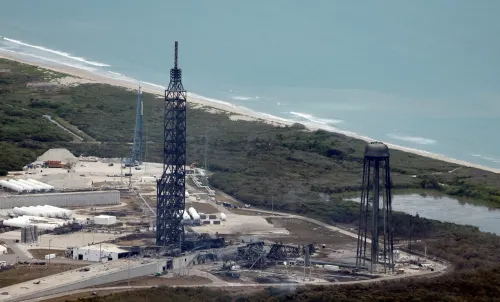 منشأة إطلاق صواريخ فضائية متضررة في مركز كينيدي الفضائي بعد انفجار صاروخ Blue Origin، مما يؤثر على خطط ناسا للهبوط على القمر.