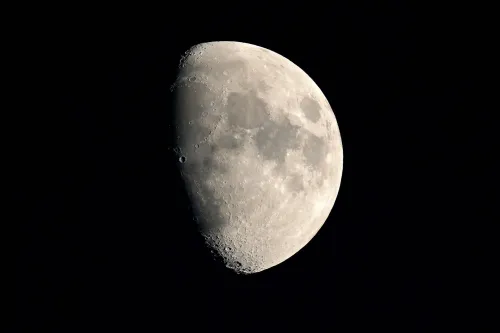 صورة توضح سطح القمر مع تفاصيل الفوهات والتضاريس، في سياق خطط ناسا لإنشاء مفاعل نووي لدعم استكشاف القمر.