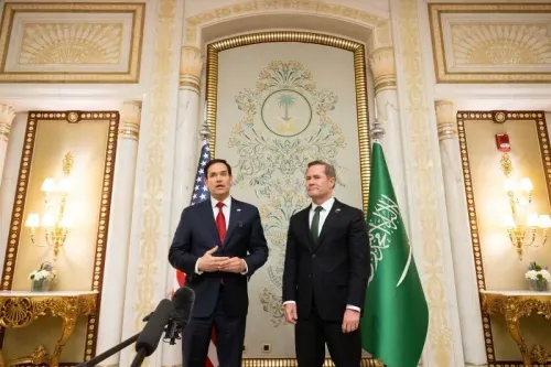 ماركو روبيو يتحدث مع مسؤول سعودي في مؤتمر صحفي، مع العلم السعودي خلفهما، في سياق الإصلاحات المرتقبة لمجلس الأمن القومي.