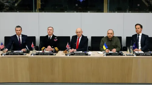 اجتماع وزراء الدفاع في الناتو في بروكسل، حيث يناقشون التنسيق العسكري لأوكرانيا، مع وجود ممثلين من الولايات المتحدة والمملكة المتحدة وأوكرانيا.
