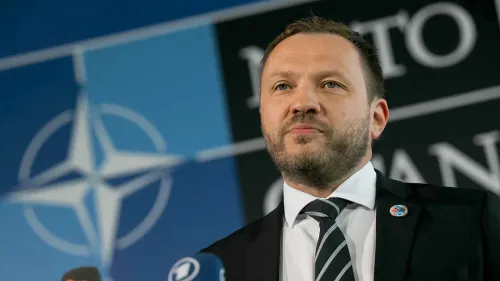 تصريح وزير الخارجية الإستوني مارغوس تساهكنا حول انتهاك الطائرات الروسية للمجال الجوي، مع شعار حلف الناتو في الخلفية.
