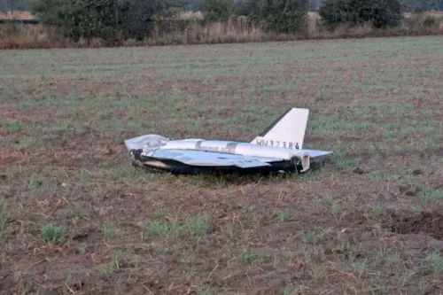 حطام طائرة مسيرة في حقل، يظهر آثار الهجوم الروسي على أوكرانيا، مما يعكس التهديدات المتزايدة ضد دول الناتو.