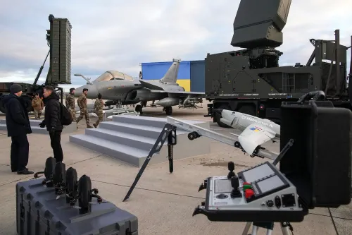 عرض لطائرة مقاتلة من طراز رافال الفرنسية مع أنظمة دفاع جوي في قاعدة عسكرية، حيث تتواجد القوات لمواجهة التهديدات الروسية.