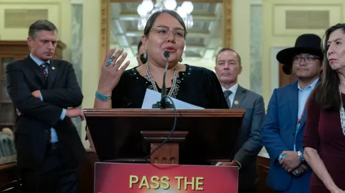 تظهر الصورة كريستالين كورلي، رئيسة مجلس أمة نافاجو، أثناء حديثها في مؤتمر صحفي حول مداهمات الهجرة وتأثيرها على المواطنين الأصليين.