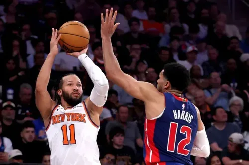 لاعب نيويورك نيكس جالين برونسون يسدد كرة بينما يحاول مدافع ديترويت بيستونز هاريس اعتراضه، في مباراة مثيرة بالدوري الأمريكي للمحترفين.