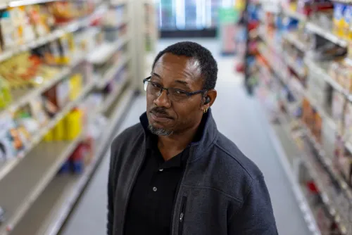 رجل في متجر بقالة في إيلابيل، جورجيا، يعبر عن القلق بعد غارة الهجرة التي أثرت على المجتمع المحلي.