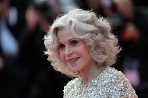 جين فوندا، مرتدية فستان مزين بالأحجار، تظهر بابتسامة أثناء مشاركتها في فعالية، تعيد إحياء لجنة التعديل الأول لدعم حرية التعبير.