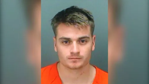 براندون راسل، مؤسس جماعة نازية جديدة، يظهر في صورة أثناء محاكمته بتهمة التآمر لشن هجوم على شبكة الكهرباء في ماريلاند.