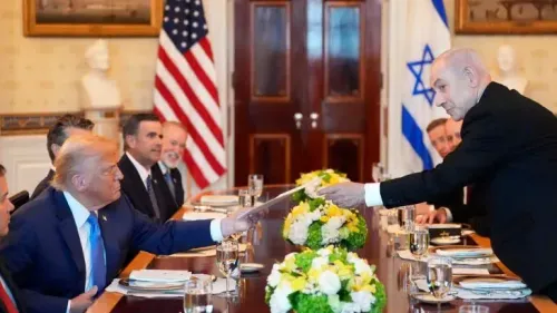 اجتمع الرئيس الأمريكي دونالد ترامب ورئيس الوزراء الإسرائيلي بنيامين نتنياهو في البيت الأبيض، حيث يتبادلان الوثائق خلال محادثات حول الوضع في غزة.