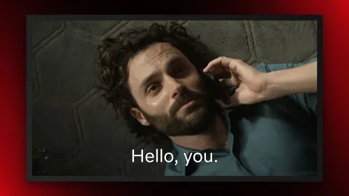 شخصية تتحدث في مشهد من مسلسل "أنت"، مع ظهور الترجمة "مرحبًا، أنت". يسلط الضوء على خيار الترجمة الجديد من نتفليكس.