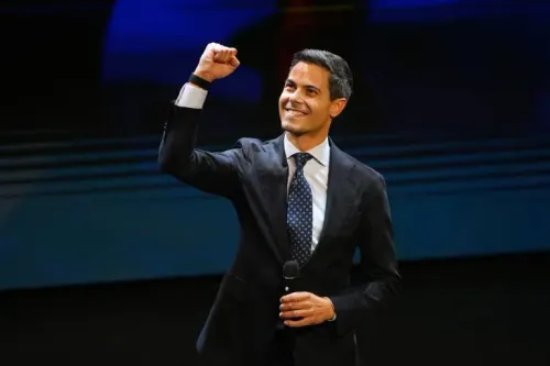 زعيم حزب D66، روب جيتن، يحتفل بفوز حزبه في الانتخابات الهولندية، معبرًا عن التفاؤل بتشكيل حكومة جديدة.