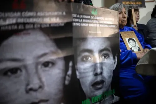 نساء يحملن لافتات تحمل صور ضحايا انتهاكات حقوق الإنسان في بيرو خلال مؤتمر صحفي لمعارضة قانون العفو عن أفراد الجيش والشرطة.