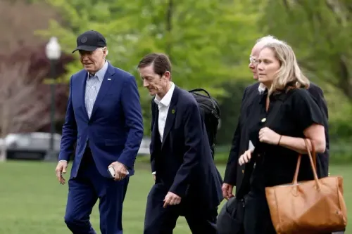 يظهر الرئيس السابق جو بايدن وهو يسير في حديقة البيت الأبيض برفقة مساعديه، مع التركيز على حالته الصحية وتأثيرها على حملته الانتخابية.