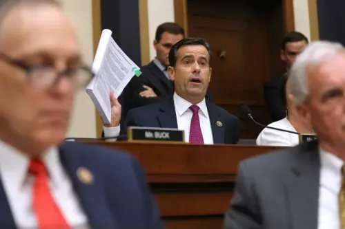 جون راتكليف، مدير وكالة الاستخبارات المركزية، يتحدث في جلسة استماع، ممسكًا بمذكرة تتعلق بتدخل روسيا في الانتخابات.