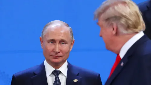 لقاء بين الرئيس الروسي فلاديمير بوتين والرئيس الأمريكي السابق دونالد ترامب، يعكس التوترات السياسية حول تدخل روسيا في الانتخابات.