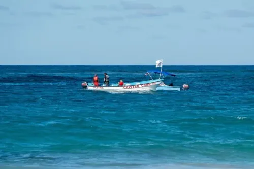 قارب للبحث في مياه بونتا كانا، حيث تتواصل جهود العثور على الطالبة سوديكشا كونانكي المفقودة.