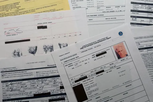 وثائق قانونية تتعلق بجيفري إبشتاين، تشمل تقارير شخصية ومعلومات حساسة، تعكس تفاصيل قضيته المثيرة للجدل.