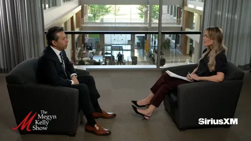 مقابلة بين الدكتور مارتي مكاري وميجين كيلي، حيث يناقشان قضايا التوحد وتأثير التعرضات البيئية والغذائية.