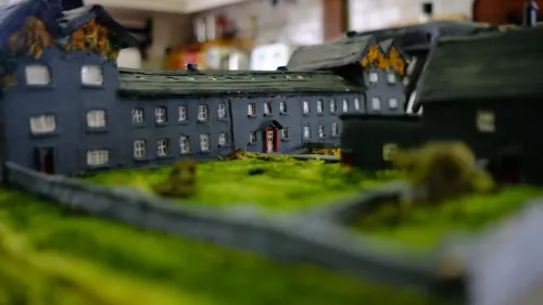 نموذج مصغر لمؤسسة توام في أيرلندا، حيث تم العثور على مقبرة جماعية لرضع. يعكس التصميم المعماري التاريخي للمكان.