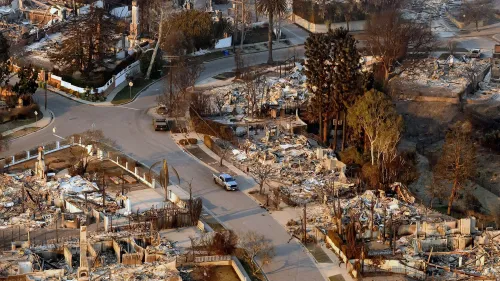 صورة جوية لمنطقة دمرتها حرائق الغابات في كاليفورنيا، تظهر المنازل المحترقة والخراب في الشوارع، مما يعكس أزمة التأمين المتزايدة.