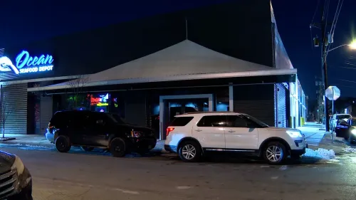 حدثت مداهمة خلال إنفاذ قانون الهجرة في متجر "أوشن" للمأكولات البحرية في نيوارك، مع وجود عدد من المركبات الظاهرة في الصورة.