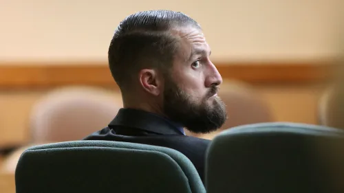 ضابط شرطة سابق في قاعة المحكمة بعد إدانته بتهمة القتل العمد في حادثة إطلاق نار على رجل أسود في نيو مكسيكو.