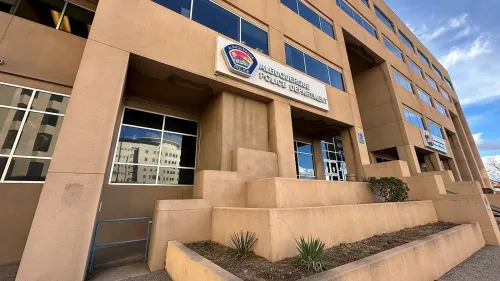 مبنى قسم شرطة البوكيرك يظهر في الصورة، حيث يتناول المقال حادث دهس مميت لراكب دراجة من قبل مراهقين.