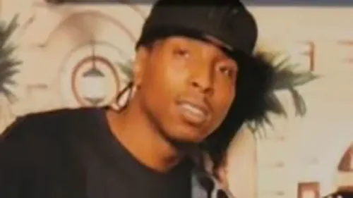 صورة لرجل يُعتقد أنه روبرت بروكس، الذي توفي نتيجة اعتداء من ضباط الإصلاحية، مما أثار دعوات للعدالة والتحقيقات.