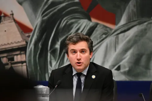 جيمس سكوفيس يتحدث في مؤتمر صحفي حول اقتراحه لنقل الانتخابات التمهيدية الرئاسية في نيويورك إلى يوم الثلاثاء الكبير، مع خلفية تمثال الحرية.