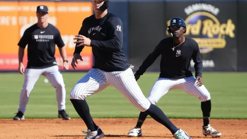 تدريبات فريق نيويورك يانكيز، مع التركيز على اللاعبين أثناء ممارسة الرياضة في ملعب التدريب، في سياق تعديل سياسة شعر الوجه.