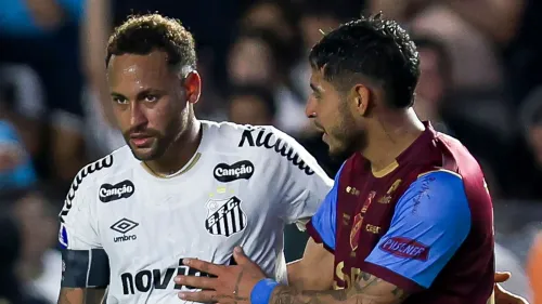 نيمار قائد سانتوس يتحدث مع لاعب ماكارا الإكوادوري خلال مباراة كأس سودأمريكانا في أجواء تنافسية حماسية.