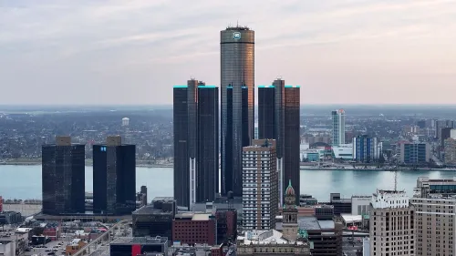 مبنى جنرال موتورز الشاهق في ديترويت، يبرز في الأفق مع نهر ديترويت خلفه، في سياق التحقيقات المتعلقة بعطل المحرك في سياراتها.