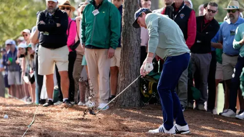 نيك دنلاب، لاعب غولف شاب، يسدد ضربة في بطولة الماسترز وسط جمهور متحمس، بعد جولة صعبة أدت إلى نتائج غير مرضية.