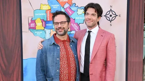 نيك كرول وجون مولاني مبتسمان في حدث، مع خريطة ملونة في الخلفية، حيث يناقشان موضوع التدخل والتعافي.