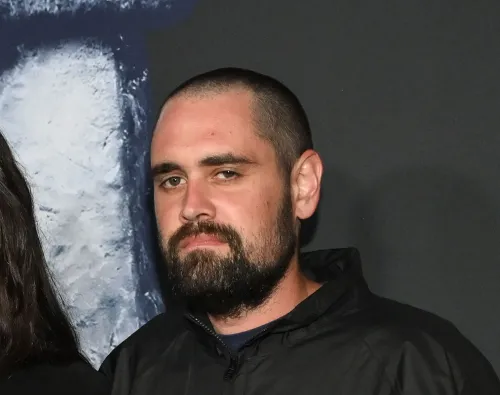 نيك راينر، المتهم بقتل والديه، يظهر في حدث عام، حيث يواجه اتهامات خطيرة بعد حادثة الطعن المميت في منزلهما بلوس أنجلوس.