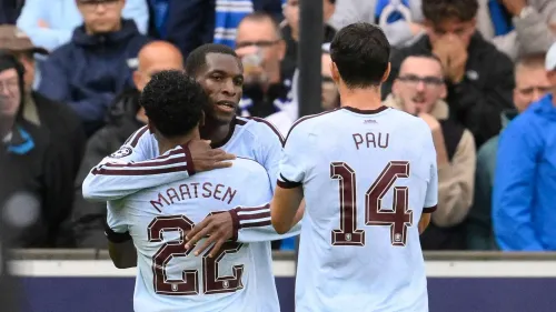 لاعبو أستون فيلا يحتفلون معاً بعد تسجيل هدف في مباراة دوري أبطال أوروبا ضد كلوب بروج في ملعب جان بريديل.
