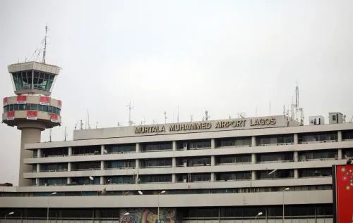 مطار مورتالا محمد في لاغوس، حيث تم ضبط أكثر من 1,600 ببغاء وطائر كناري أثناء محاولة تهريبهم إلى الكويت.