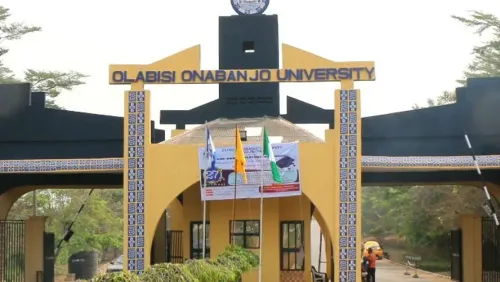 مدخل جامعة أولابيسي أونابناجو في نيجيريا، حيث أثارت سياسة فحص حمالات الصدر جدلاً واسعاً بين الطلاب ووسائل الإعلام.