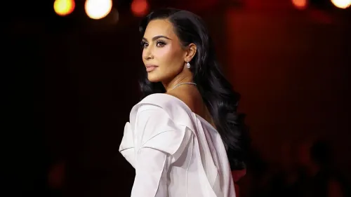 كيم كارداشيان تتألق بفستان أنيق، في حدث يعلن عن شراكتها مع نايكي لإطلاق علامة "نايكي سكيمز" الجديدة.