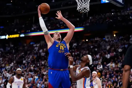 نيكولا جوكيتش يسجل نقطة خلال مباراة بلاي أوف بين دنفر ناجتس وأوكلاهوما سيتي ثاندر، وسط حشد جماهيري متحمس.