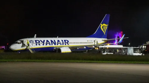 طائرة ريان إير تهبط اضطرارياً في ميمينجن بألمانيا بسبب عاصفة رعدية، مع وجود طاقم طبي وركاب مصابين بالقرب من الطائرة.